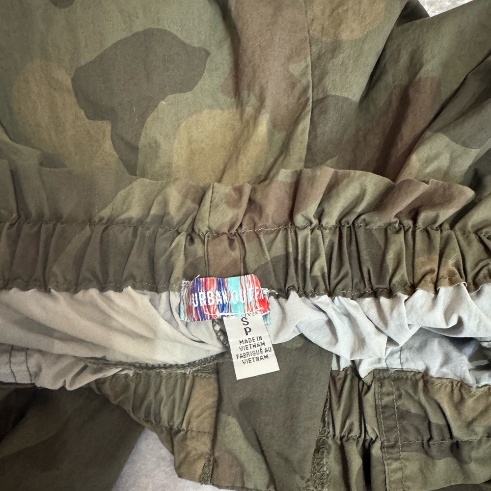 Urban Outfitters Camo Parachute Pants – Drawstring Hem – Size Small - Picture 4 of 6